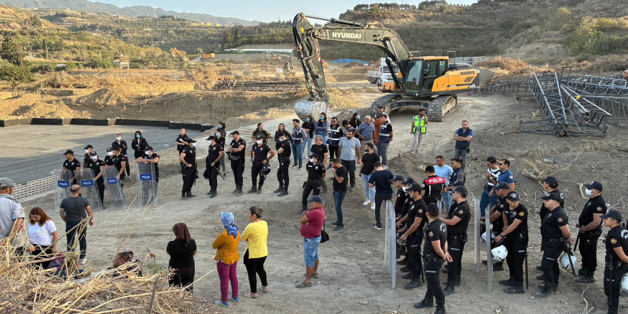 Samandağ'da iş makineleri polis eşliğinde mahalleye girdi