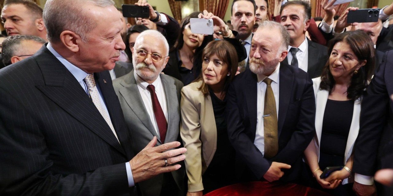 Hatimoğulları'ndan fotoğraf açıklaması: O fotoğraf esnasında insanlar ayakta durmaya çalışıyor