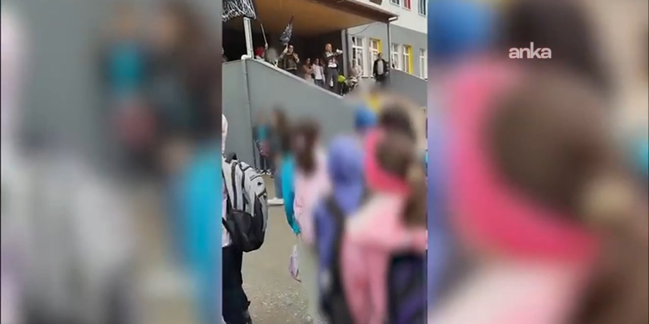 Okuldaki "Filistin etkinlikleri"nde bir öğrenciye Kelime-i Tevhid bayrağı taşıtıldı