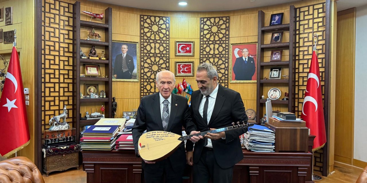 Yavuz Bingöl, Devlet Bahçeli’ye bağlamasını hediye etti