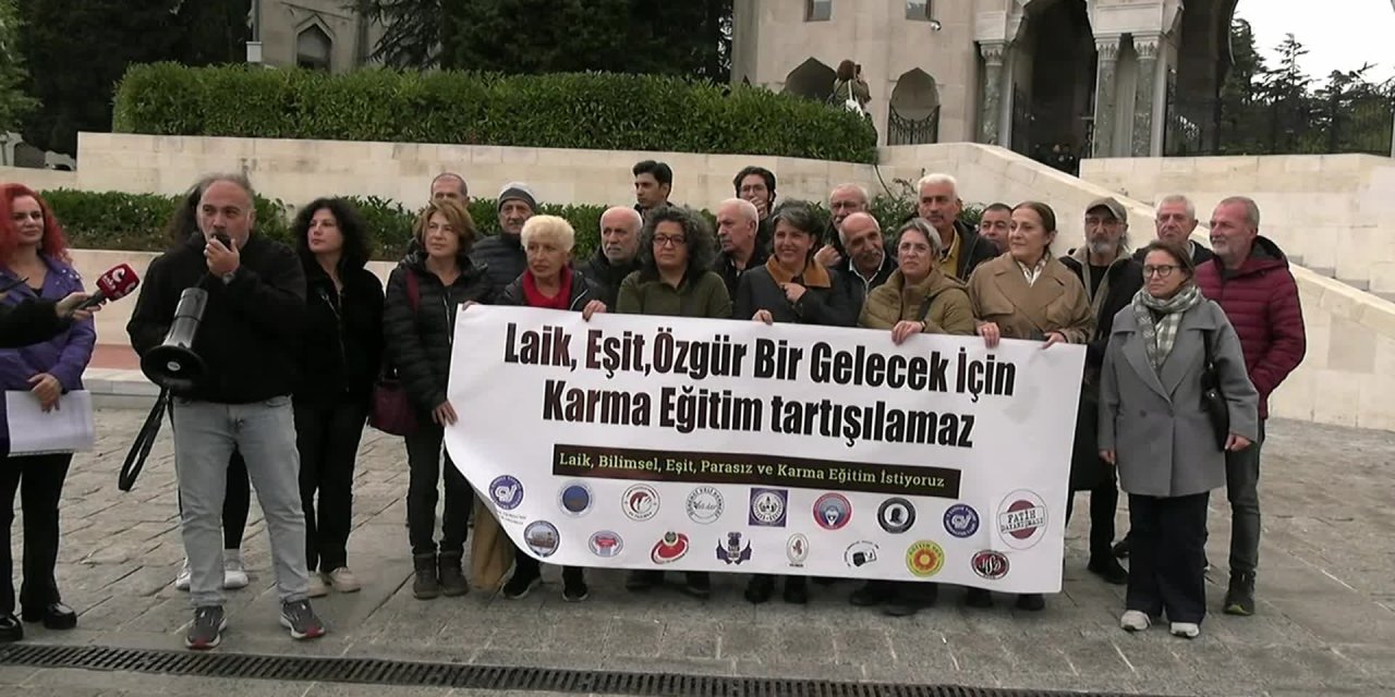 Velilerden "Dünya Kız Çocukları Günü" eylemi: Karma eğitim tartışılamaz