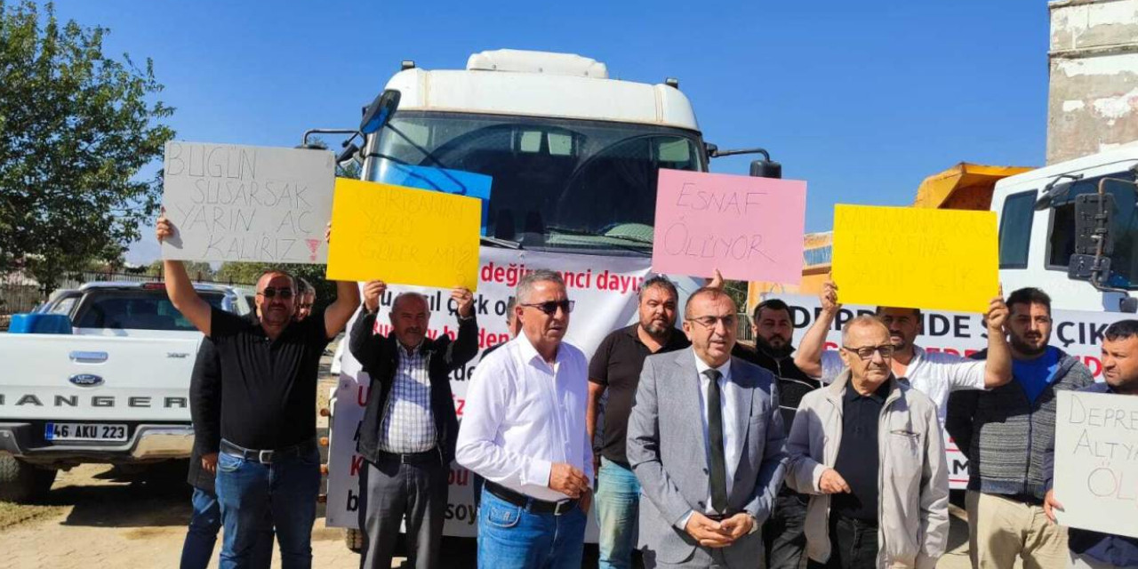 Deprem bölgesinde kamyonculardan eylem: 'Depremde sağ çıktık, bu projede tükendik'