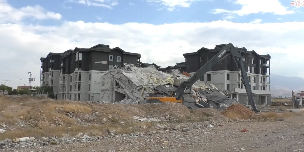 '8 büyüklüğündeki depreme dayanıklı' denilmişti: AKP'li belediyenin hasarlı konutları yıkılıyor
