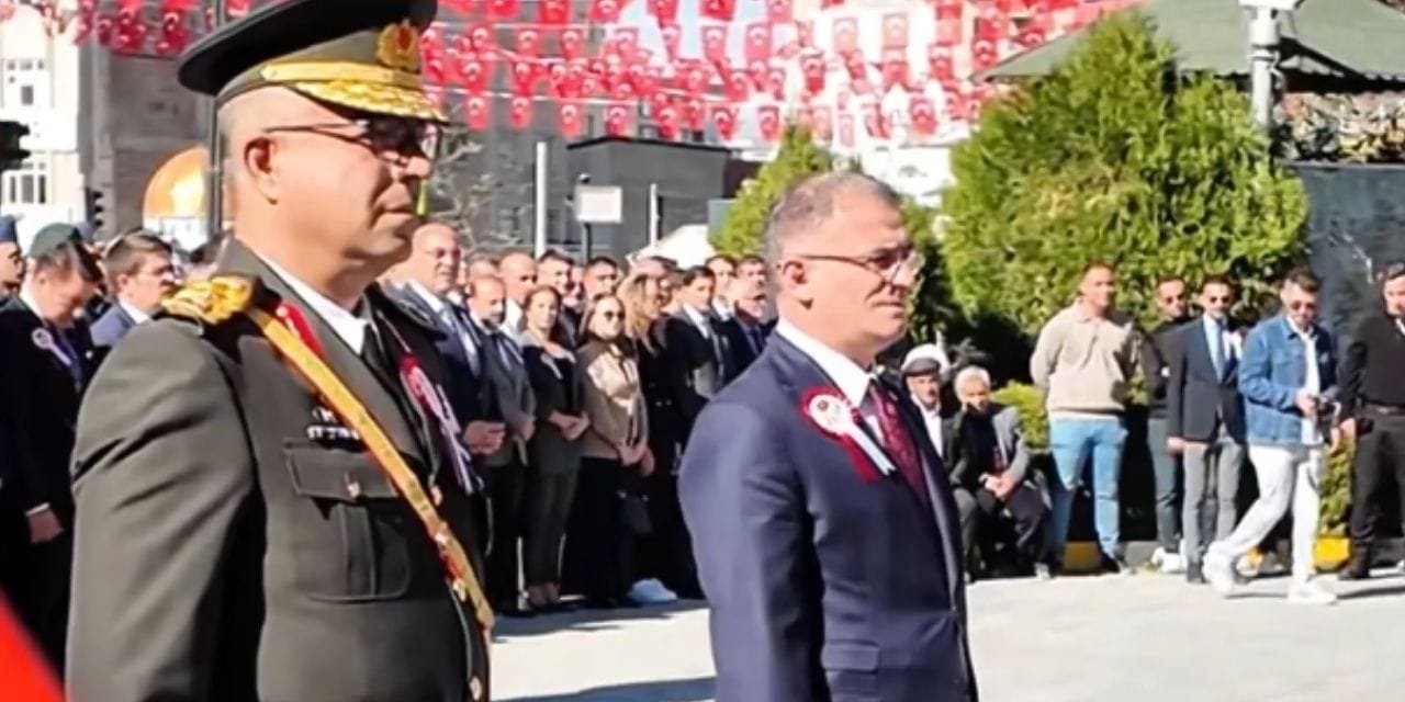 Van Valiliği, 29 Ekim'i şarkıları yasaklanan Grup Yorum'un marşıyla kutladı