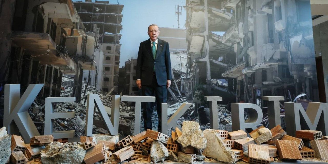 Erdoğan enkaz önünde poz verdi: “23 yılı daha iyi özetleyen bir kare olamaz”