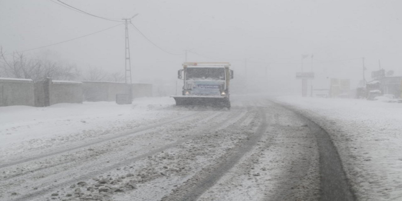 Sivas'ta yoğun kar yağışı nedeniyle bazı yollar ulaşıma kapatıldı