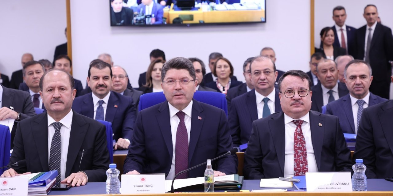 Adalet Bakanı Tunç, yargı sistemini 12 Eylül'deki idamlarla kıyaslayarak savundu