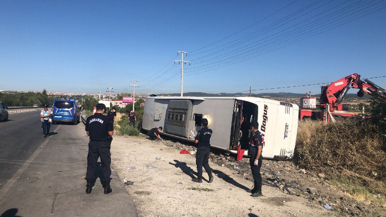 Uşak'ta otobüs şarampole devrildi: 33 yaralı