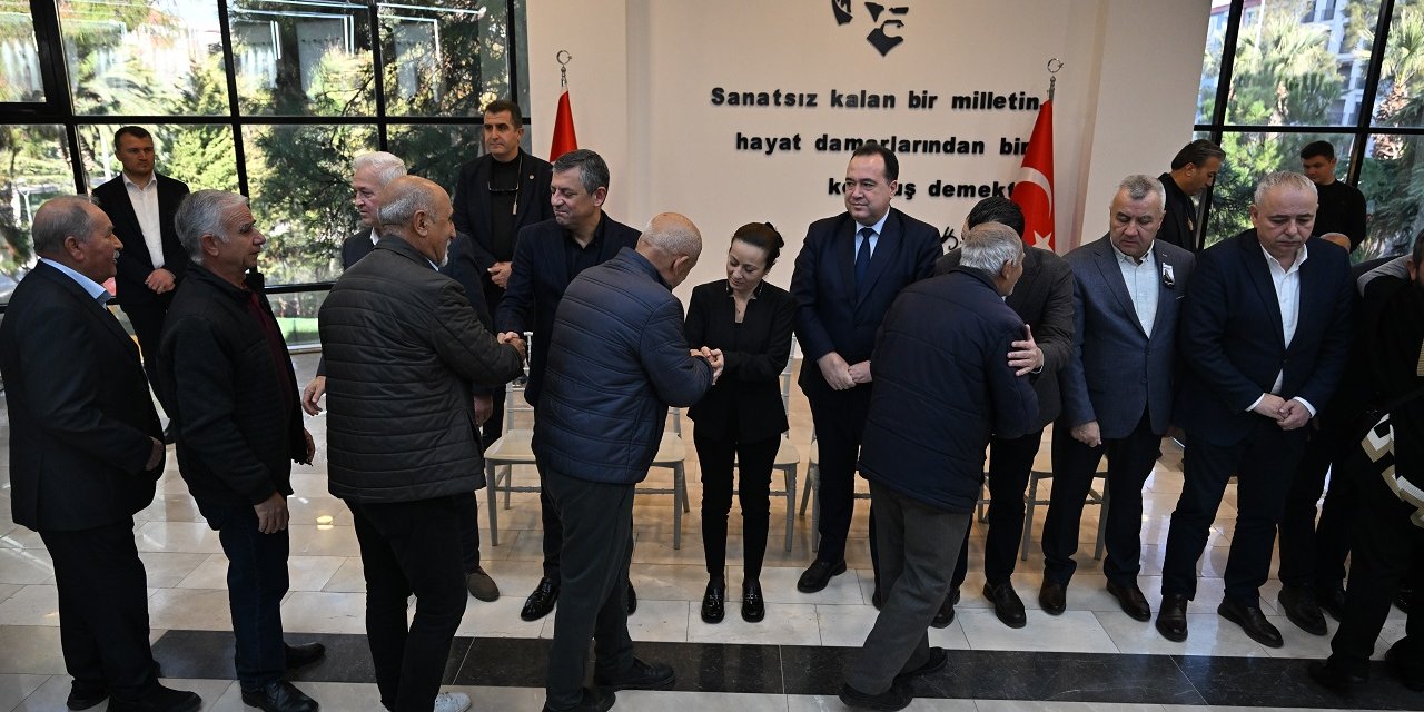 Özgür Özel, Manisa'da Gülşah Durbay’ın ailesiyle taziyeleri kabul etti