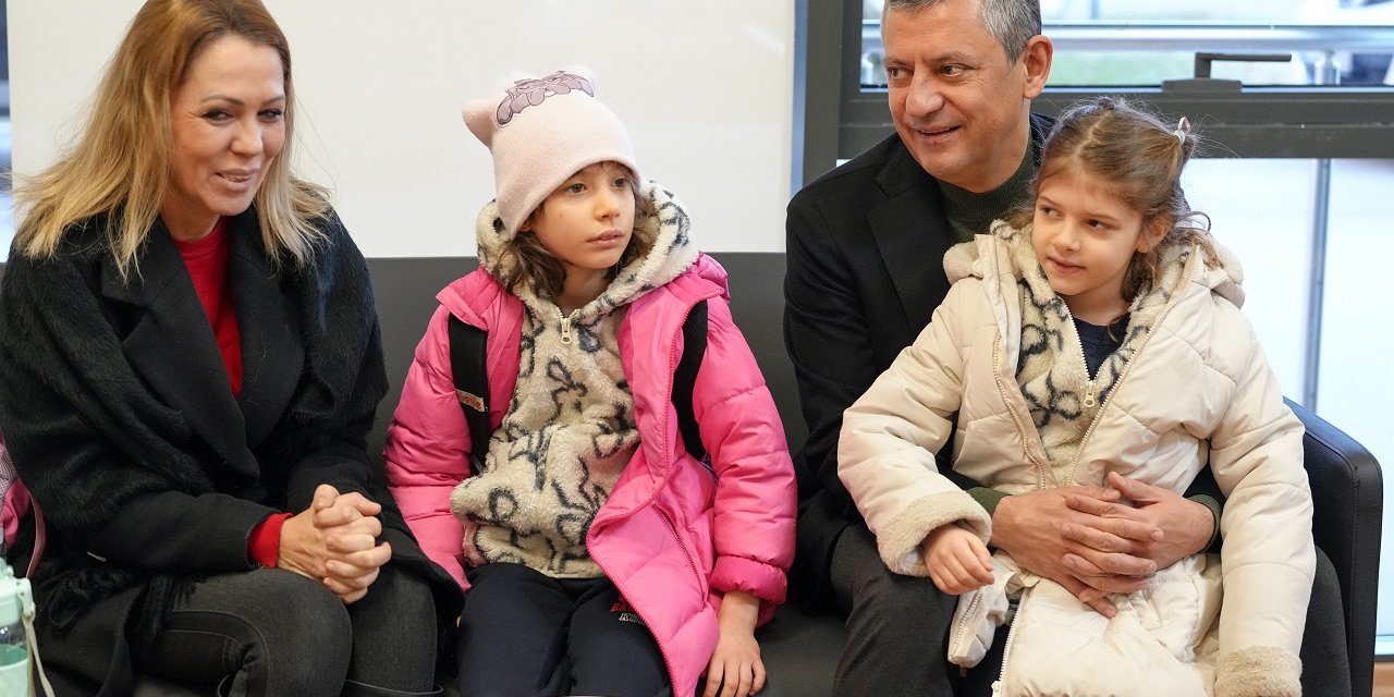 Özgür Özel, Ferdi Zeyrek’in kızlarını okula götürdü