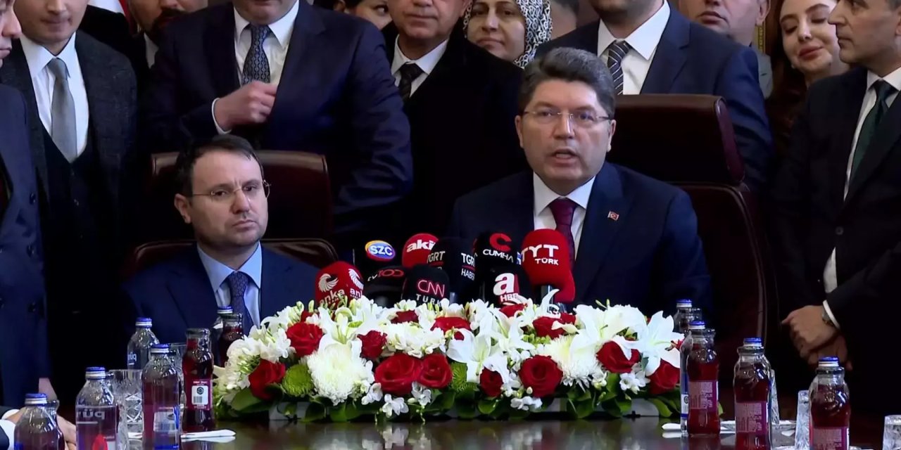 Akın Gürlek'in Adalet Bakanlığı'nda ilk günü: Koltuktaki yastık, omuzdaki el, havadaki Anayasa