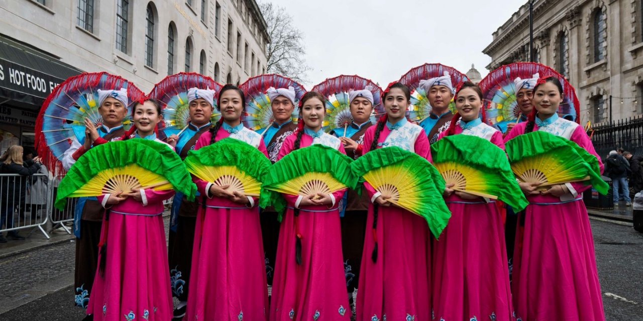 Avrupa'nın en büyük Çin yeni yılı kutlaması: Londra'da sokaklar kırmızıya büründü