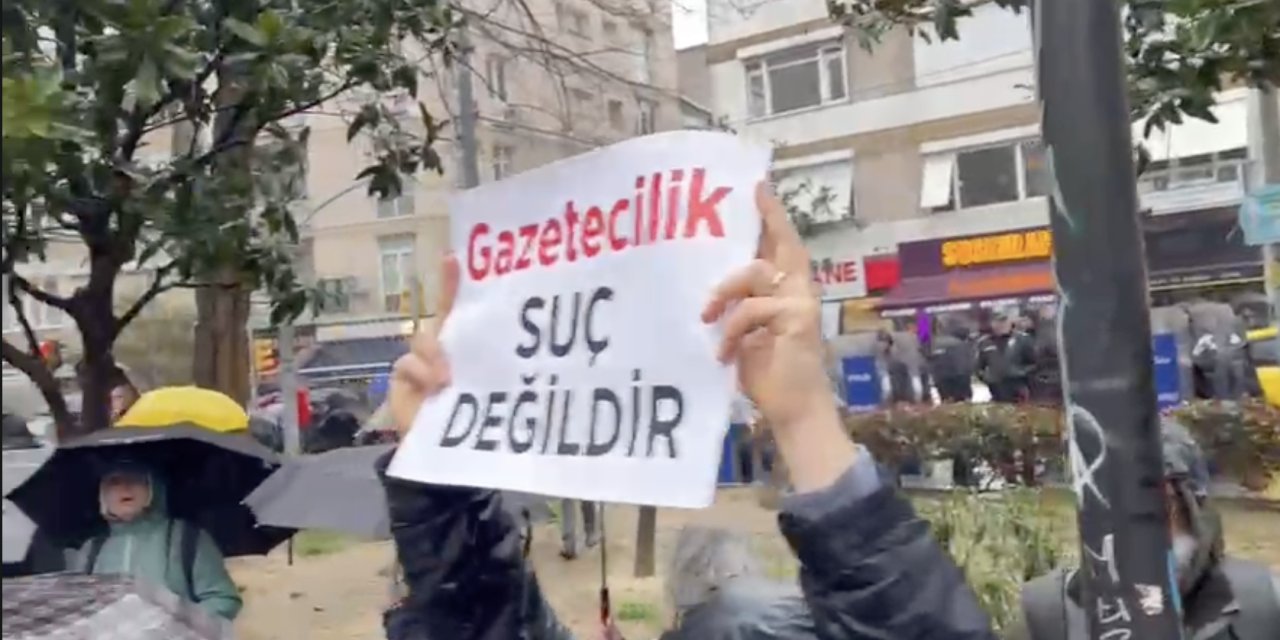 Gazetecilerden tutuklu meslektaşları için eylem: Asla yalnız yürümeyeceksin