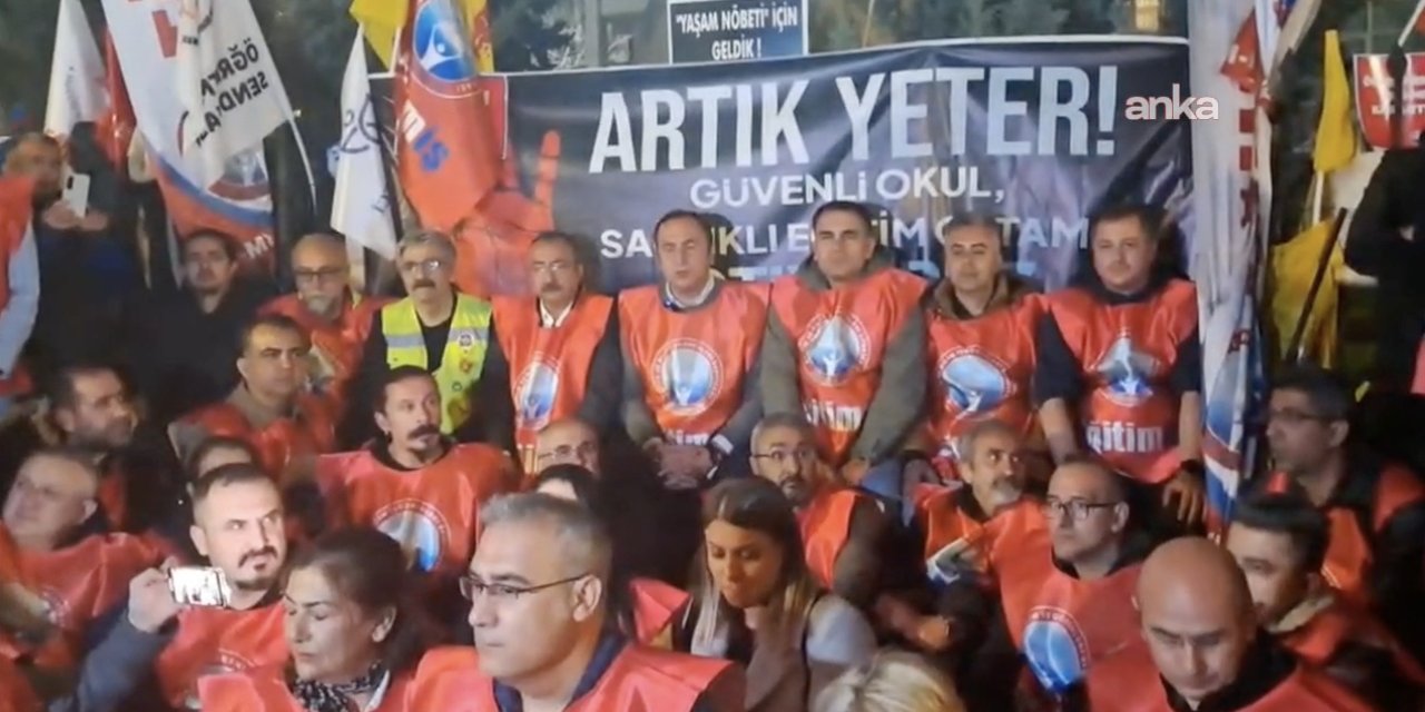 Eğitim sendikalarından MEB önünde yaşam nöbeti