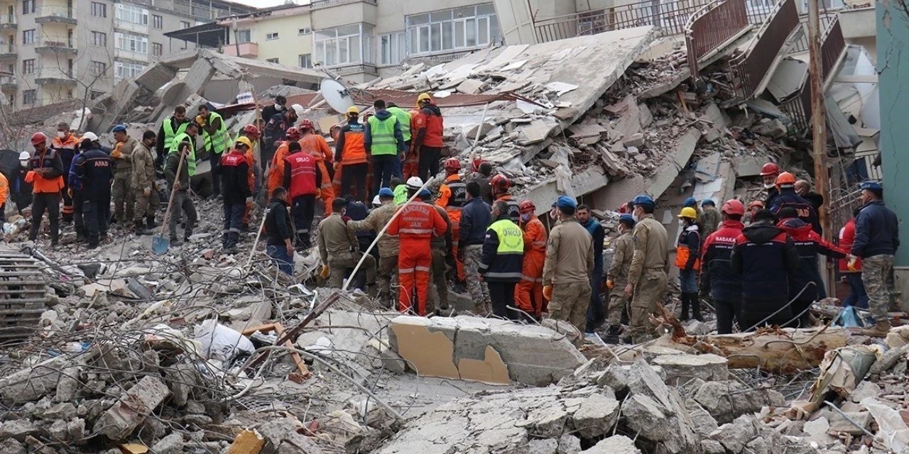 Depremde 3 kişi ölmüştü... Nusret Bey Apartmanı davasında 2 kamu görevlisine hapis cezası