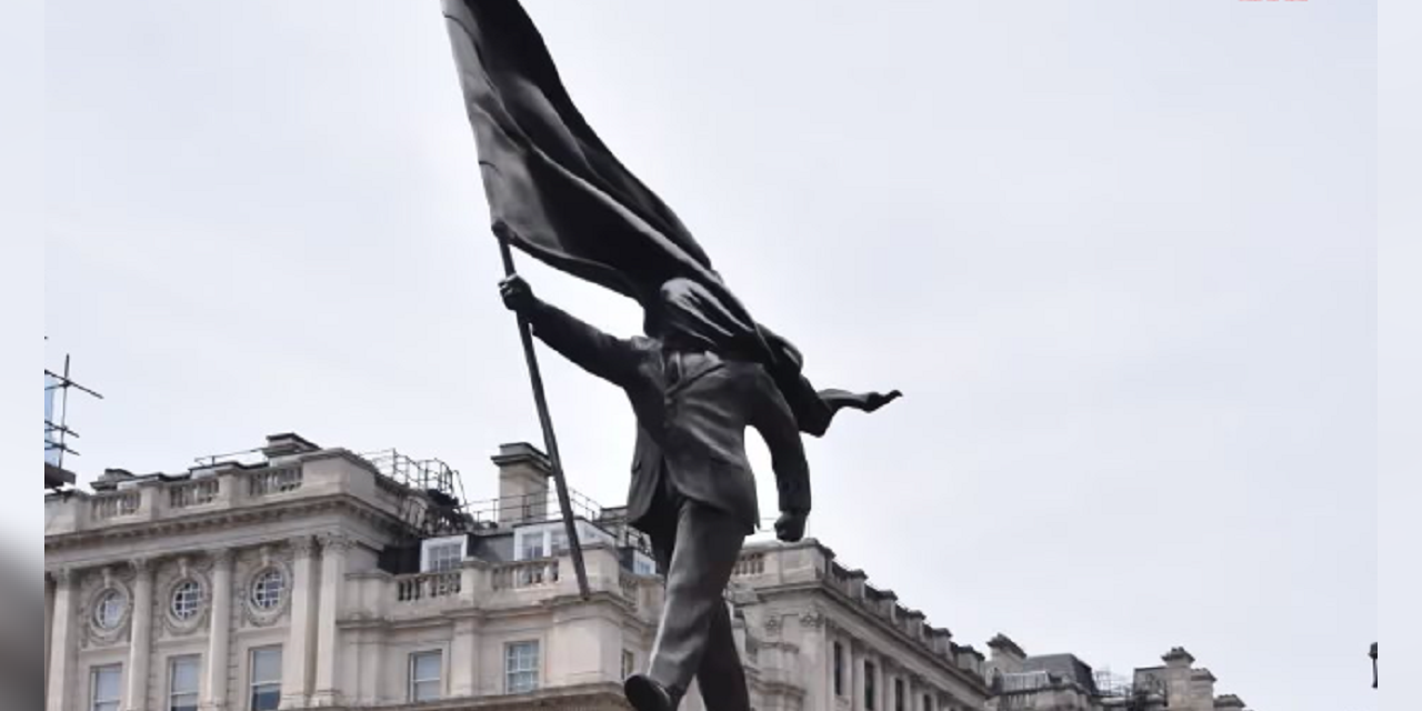 Londra’daki dev heykelin sırrı çözüldü: Banksy, kendisine ait olduğunu doğruladı