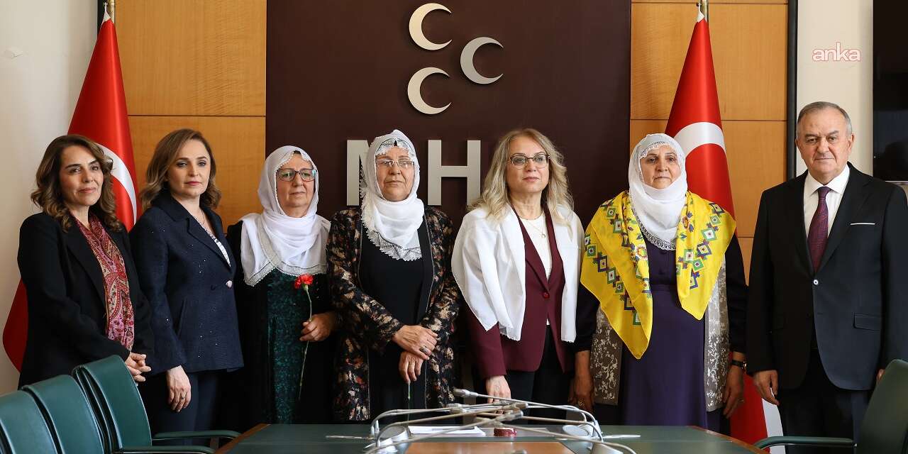 Barış Anneleri'nden MHP'ye ziyaret: Beyaz tülbent hediye ettiler