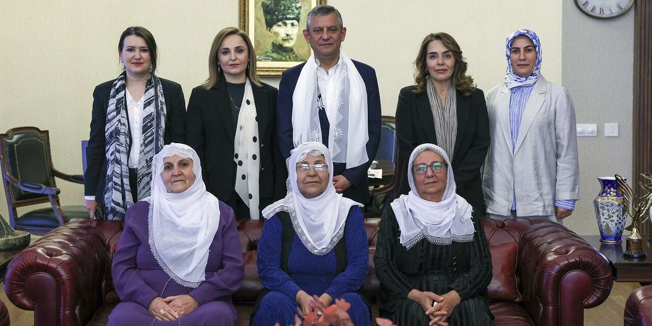 Barış Anneleri'nden Özgür Özel'e ziyaret: Beyaz tülbent hediye ettiler