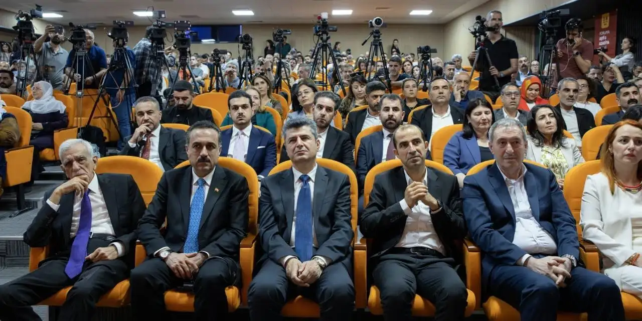Diyarbakır’da Barış Forumu: Özgür Özel, Feti Yıldız, Selahattin Demirtaş'tan "umutlu" mesajlar