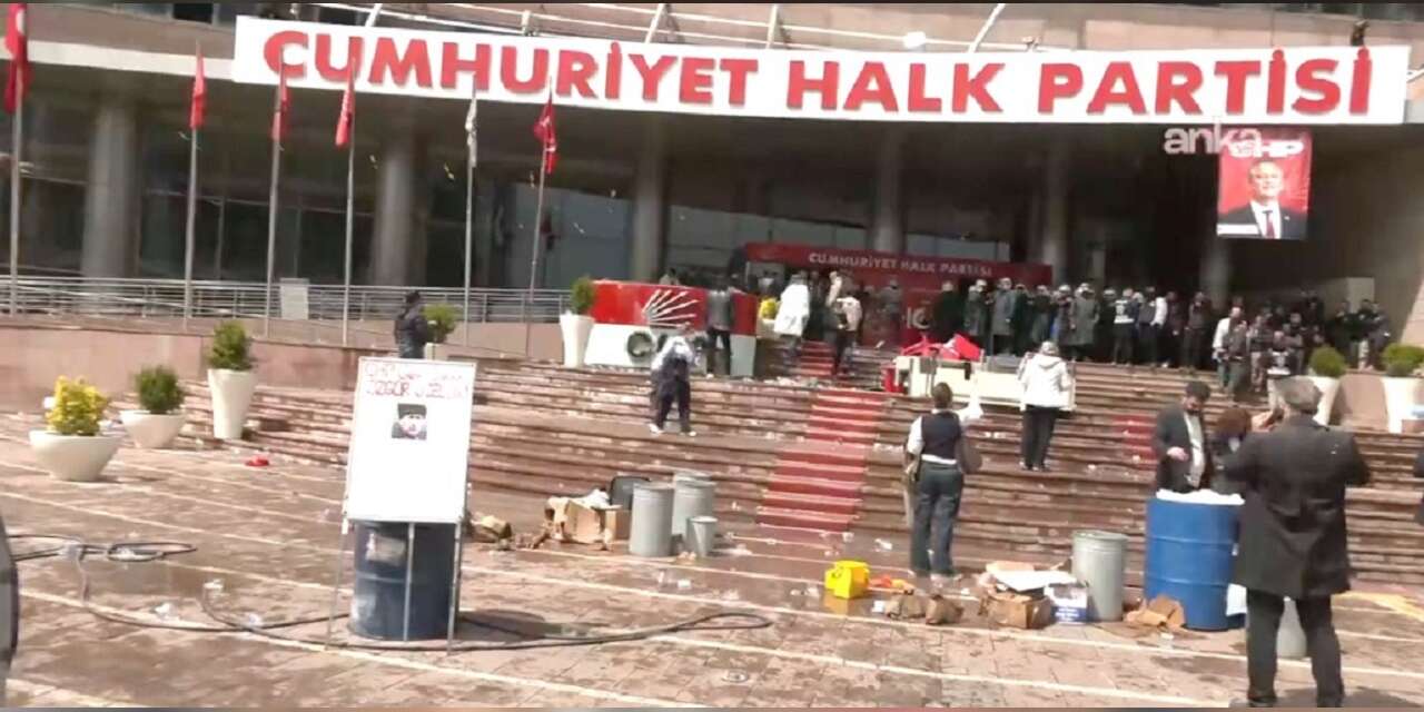CHP Genel Merkezi'nde polis müdahalesi... Özgür Özel: Baba ocağında saldırı altındayız