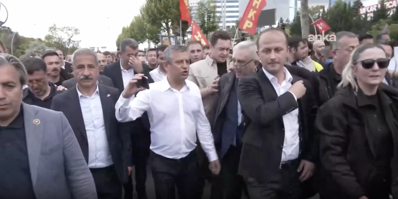Özgür Özel Meclis'e yürüyor: Ben bu yoldan dönmem