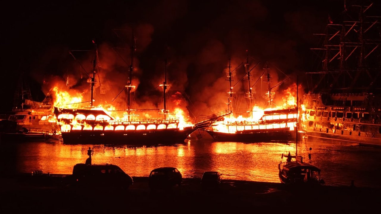 Alanya'da dört gezi teknesi alev alev yandı