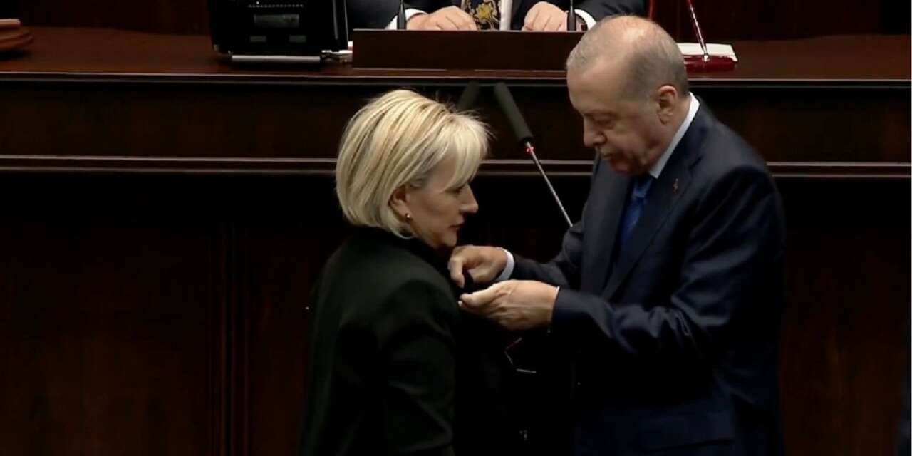 CHP'den istifa etmişti... Nimet Özdemir, AKP'ye katıldı