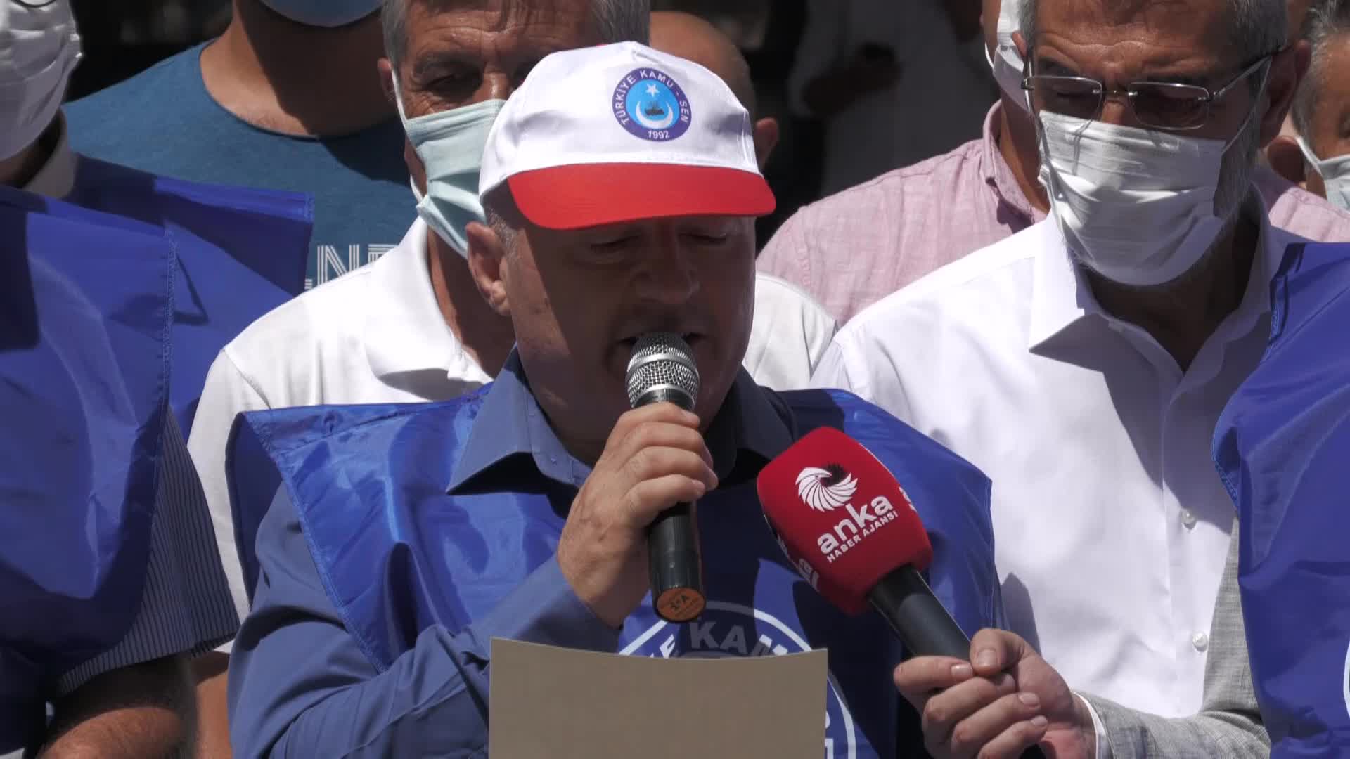 Hükümetin memur zammı teklifi İzmir'de protesto edildi