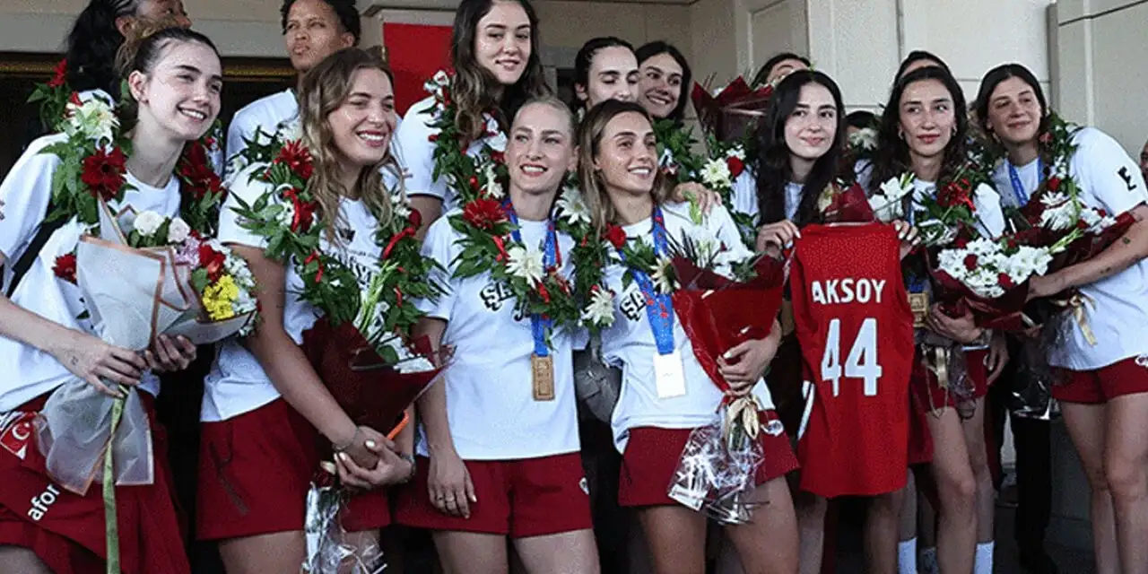 VNL şampiyonu A Milli Kadın Voleybol Takımı yurda döndü: 2023 yazını tekrar yaşatmak istiyoruz