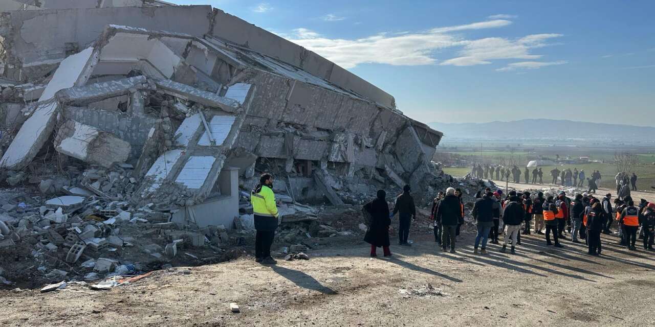 Depremde yıkılan Bad-ı Saba Konutları davasında tek tutuklu sanık tahliye edildi