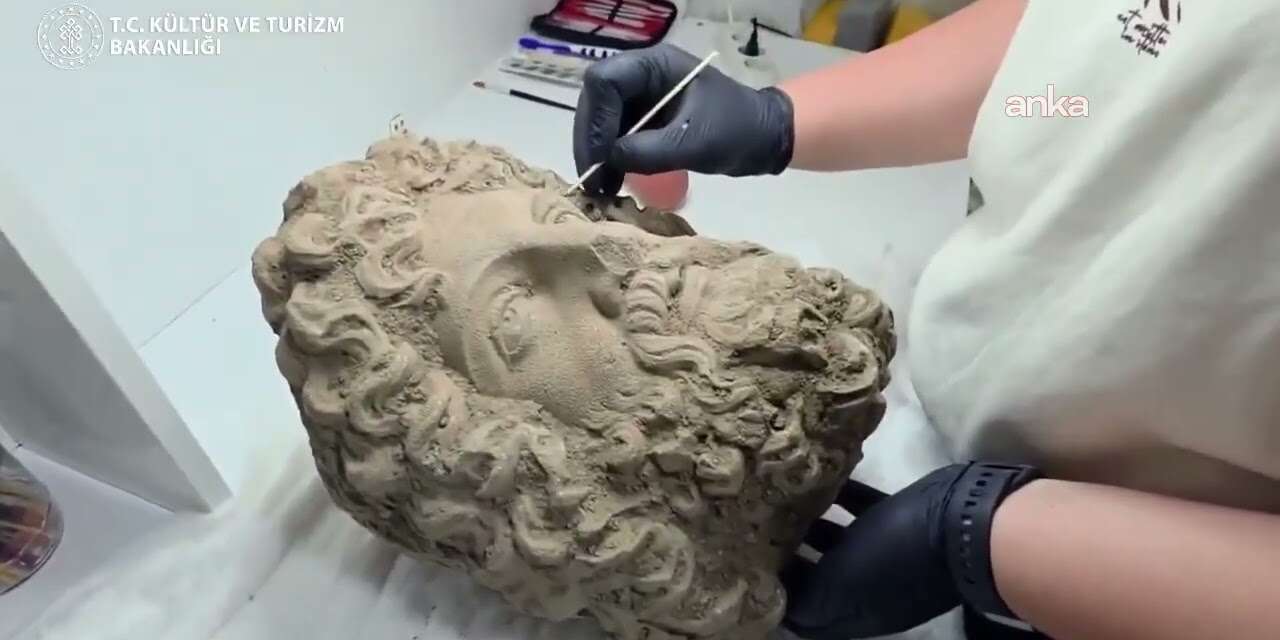 Aspendos'ta sağlık tanrısı Asklepios ve oğlu Telesphoros'un heykeli bulundu