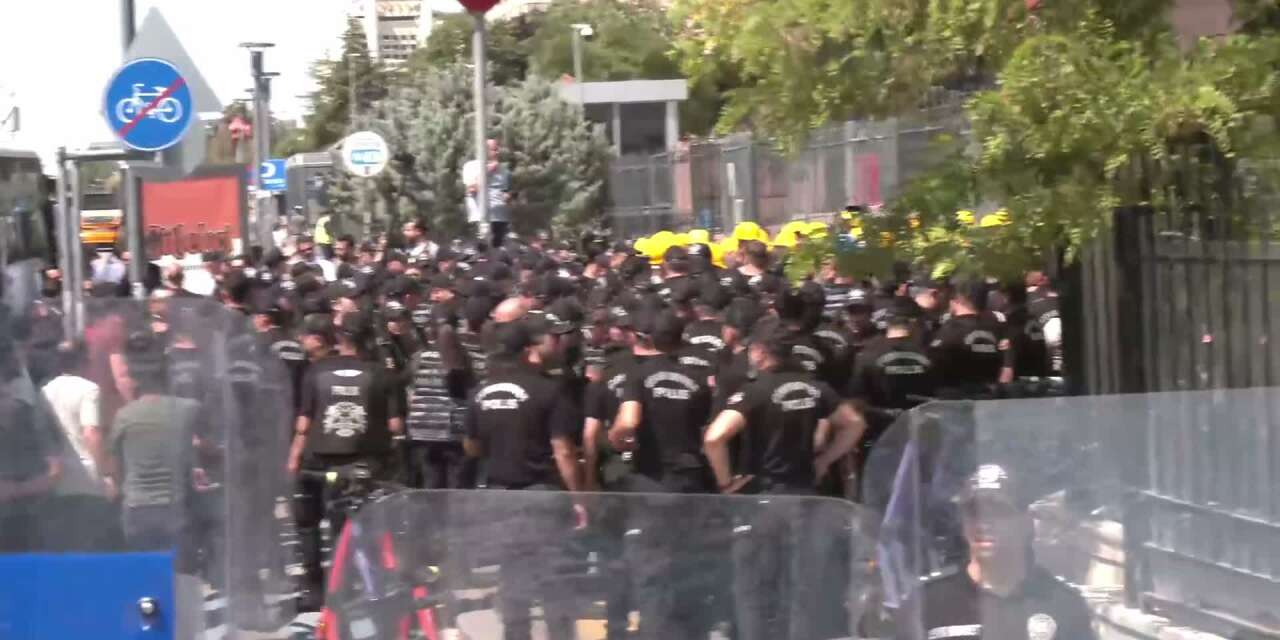 Enerji Bakanlığı'na yürümek isteyen madencilere polis ablukası