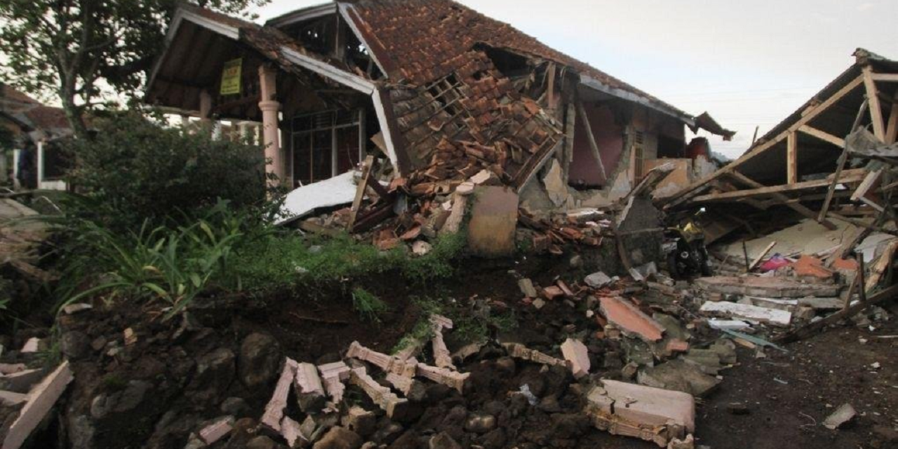 Endonezya'da 7,7 büyüklüğündeki deprem: Can kaybı 51'e yükseldi