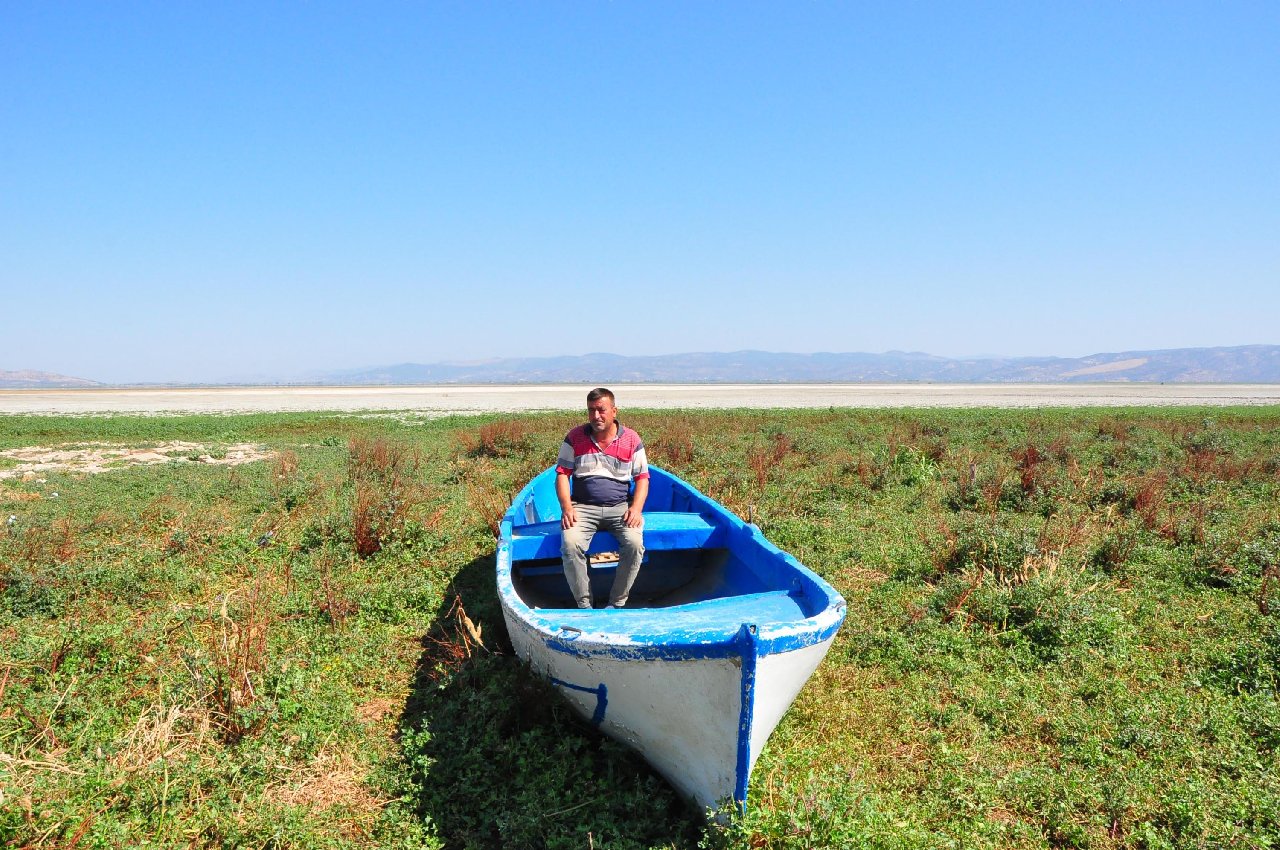 Kuş cenneti Marmara Gölü'nde su kalmadı