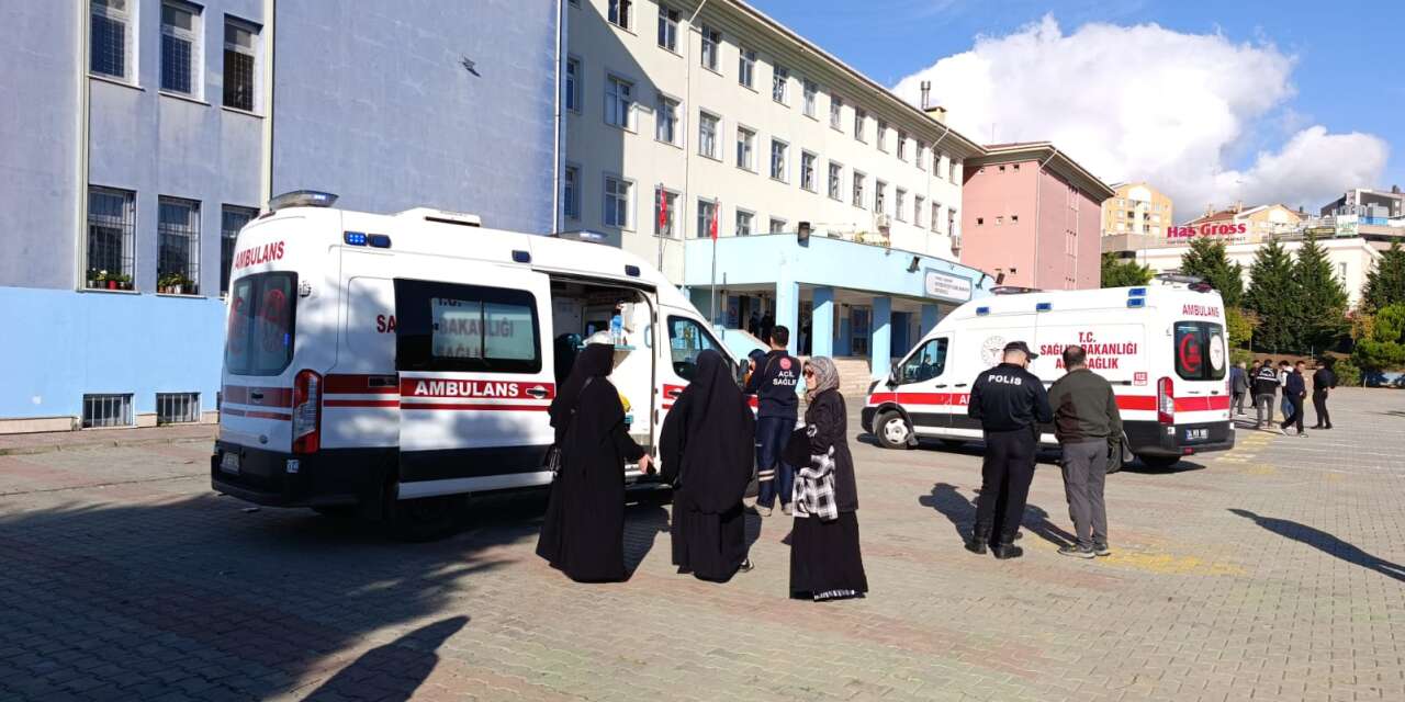 İstanbul'da imam hatip ortaokulunda bıçaklı kavga: 3'ü ağır 8 öğrenci yaralandı
