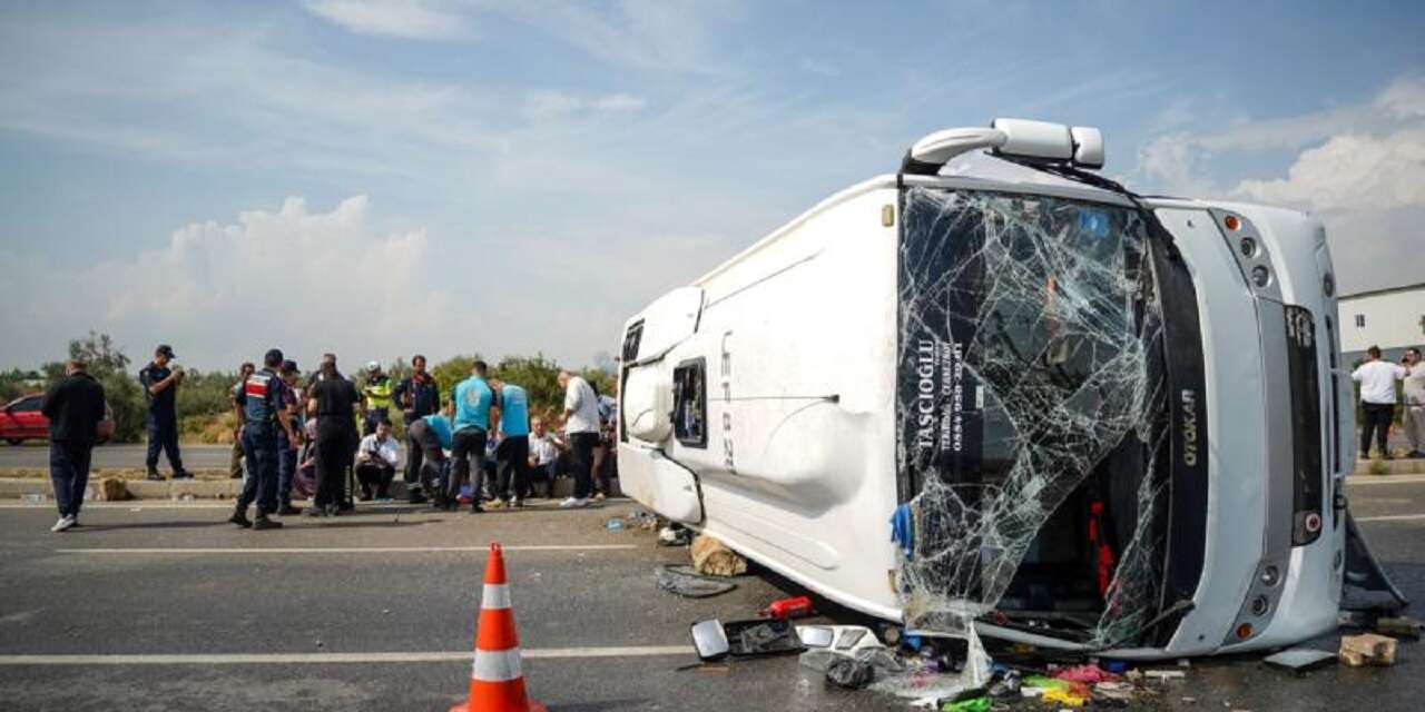 Antalya-Isparta yolunda otobüs devrildi: 1'i ağır 17 kişi yaralandı