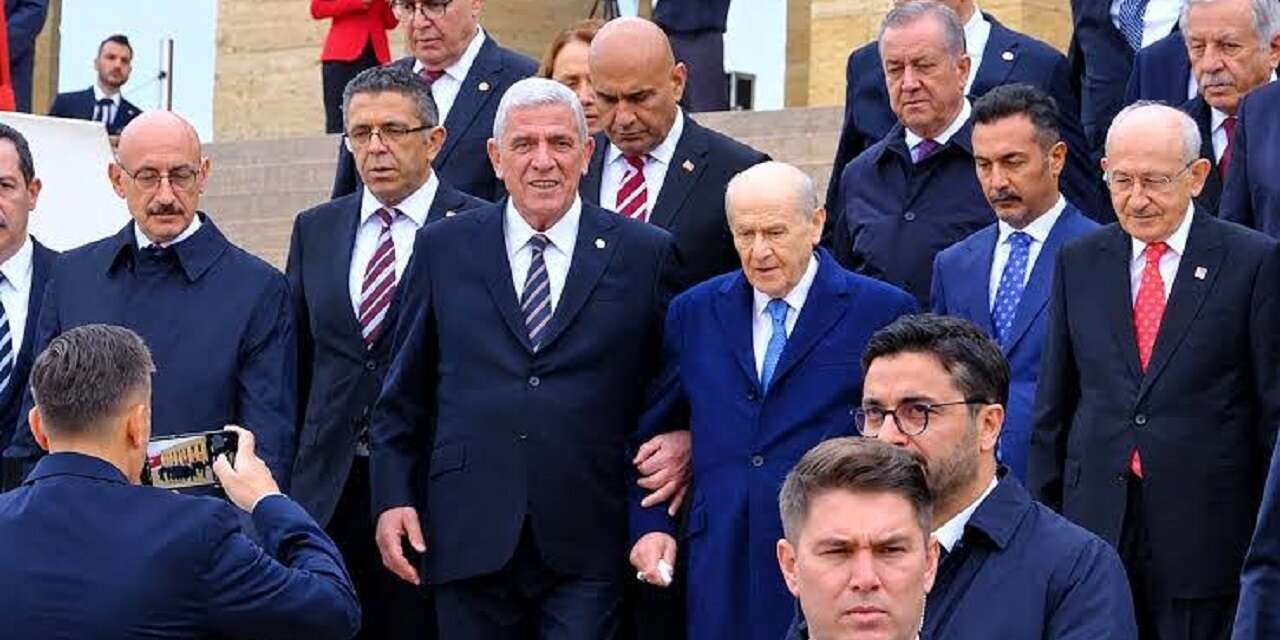 Bahçeli'nin koluna girmişti... Dervişoğlu: İnsani ilişkiler bile tartışma konusu yapılabiliyor