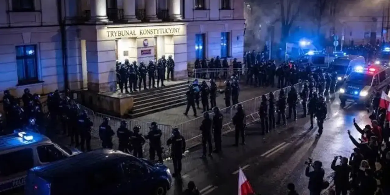 Polonya’da yargı krizi: Anayasa Mahkemesi önüne polis sevk edildi, Cumhurbaşkanı ülkeye döndü