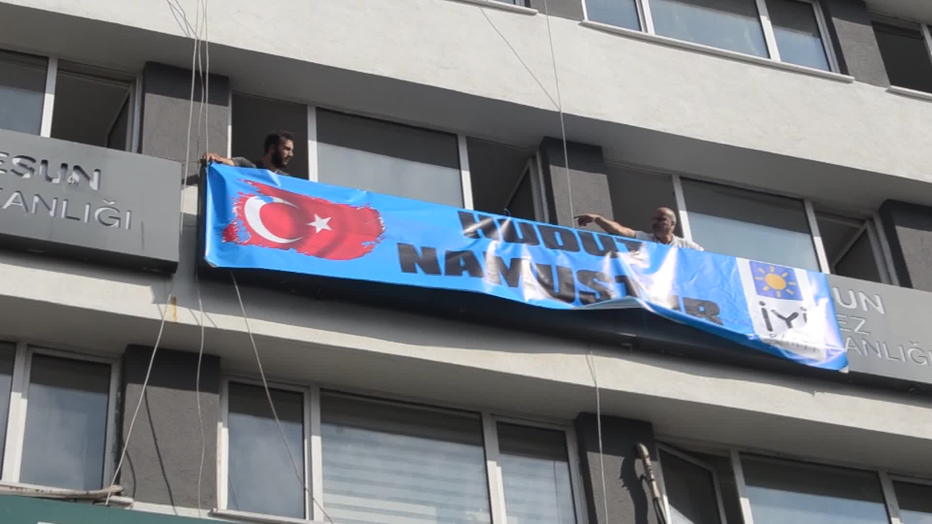 İYİ Parti de "hudut namustur" pankartı astı