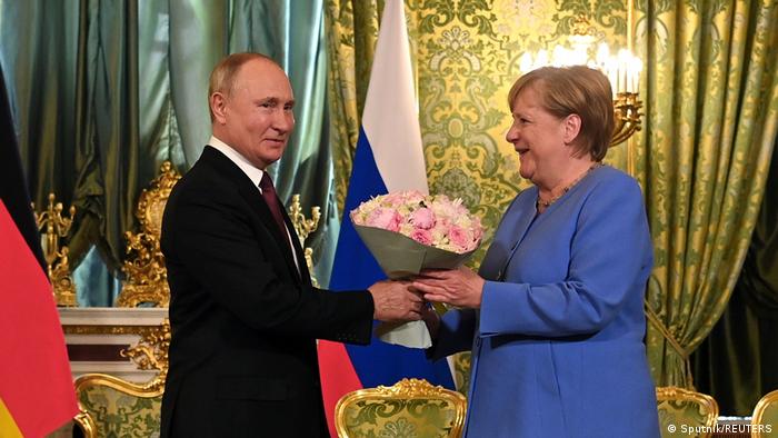 Çiçekle başladı, gergin bitti: Merkel-Putin zirvesinde Afganistan ve Navalni atışması