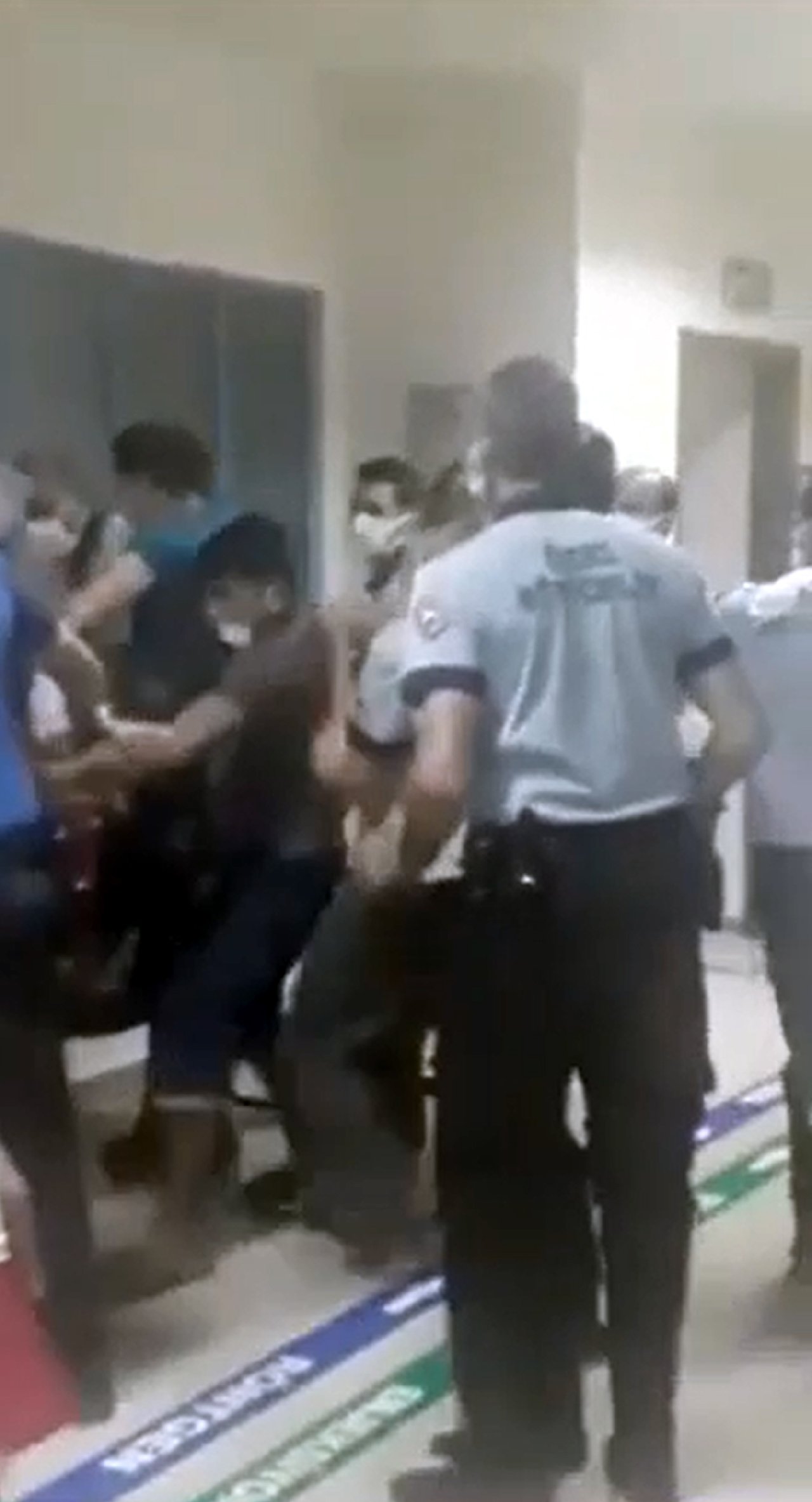 ‘Çocuğun kolunu acıttı’ diyerek hemşireleri darbettiler