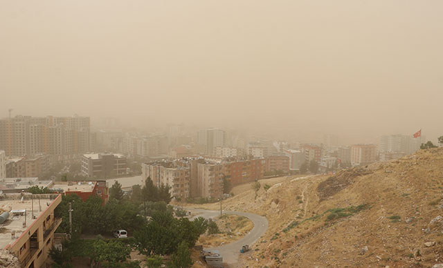 Suriye ve Irak'tan gelen toz fırtınasına karşı maske uyarısı