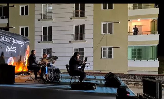 Solist Covid-19 olunca, grup balkon önünde sahne aldı