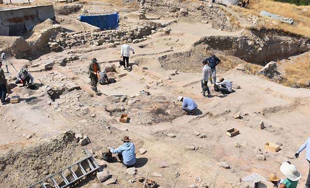 Arslantepe'de bin yıllık mezarlar, 5500 yıllık evler bulundu
