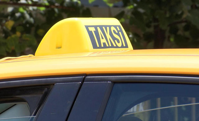 İstanbul'da çocuğa çarpan taksici, çocuğu ve annesini hastaneye bırakıp kaçtı