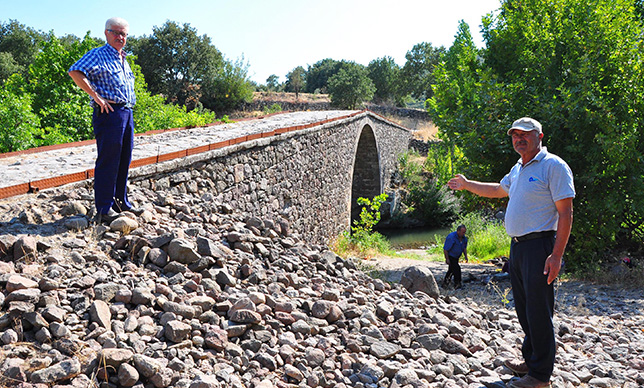 Defineciler 73 yıllık taş köprüye zarar verdi