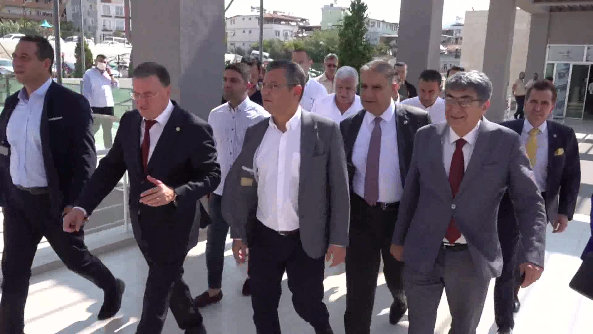 Özgür Özel: Göçmenlerin değil, göçmen yaratan siyasilerin karşısındayız