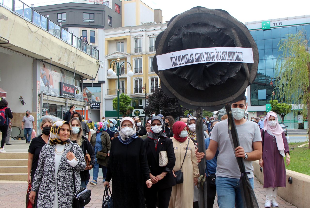 Kadınlardan Bolu Belediye Başkanı Tanju Özcan'a siyah çelenkli protesto
