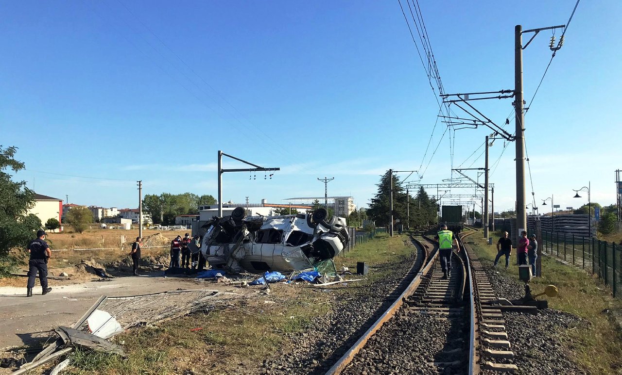 Yük treni, hemzemin geçitte servis minibüsüne çaptı: 6 ölü