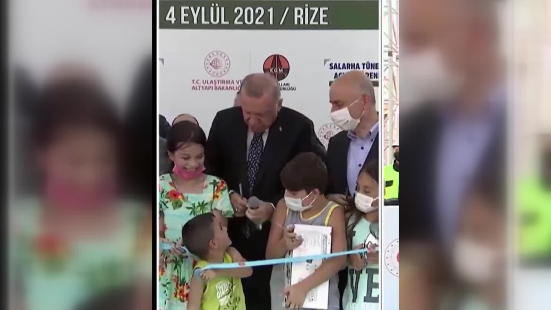Erdoğan açılış töreninde çocuğu kafasına vurarak uyardı